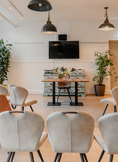 Boardroom in Den Haag beschikbaar voor zaalverhuur met scherm en flip-over