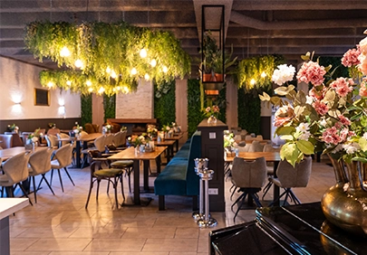 Gezellige zaalverhuur in Den Haag voor diners of borrels met bloemdecoratie