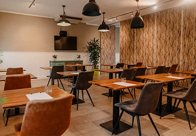 Zaalverhuur in Den Haag met opstelling in klaslokaalstijl en modern tv-scherm