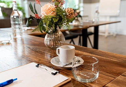 Koffiemoment tijdens zakelijke bijeenkomst in zaalverhuurlocatie Den Haag