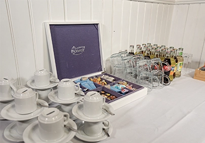 Tafel met koffie, thee en frisdrank tijdens zaalverhuur in Den Haag