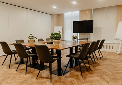 Spreekruimte in Den Haag te huur met scherm en stoelen voor presentaties of lezingen