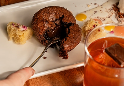 Chocolade lava cake met zoete garnituren bij restaurant in Den Haag