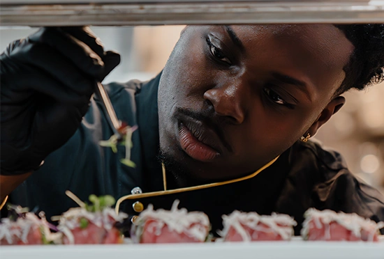Chef bereidt verfijnd gerecht in fine dining restaurant in Den Haag