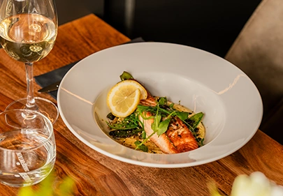 Geroosterde zalm met citroen en groenten geserveerd in restaurant in Den Haag