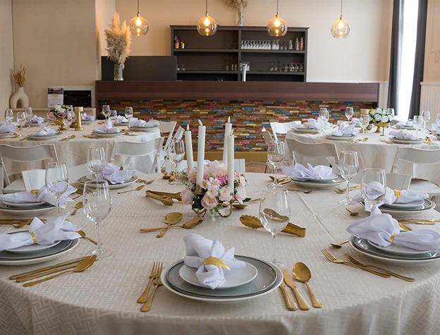 Een gedekte bruidstafel