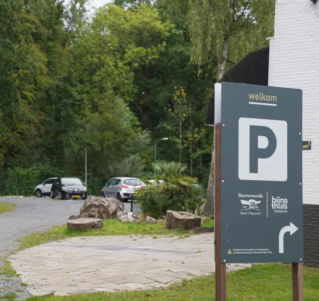 Er is goede parkeergelegenheid aanwezig bij BBT