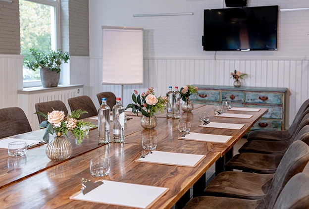 Opgemaakte tafel in een zaal