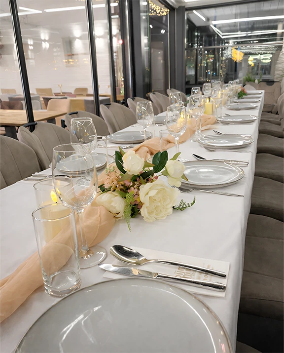 Een gedekte tafel met bloemen voor een bruiloft.